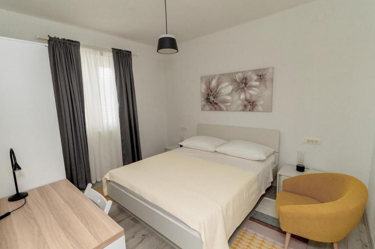 Apartments Happy Sukosan Exterior photo